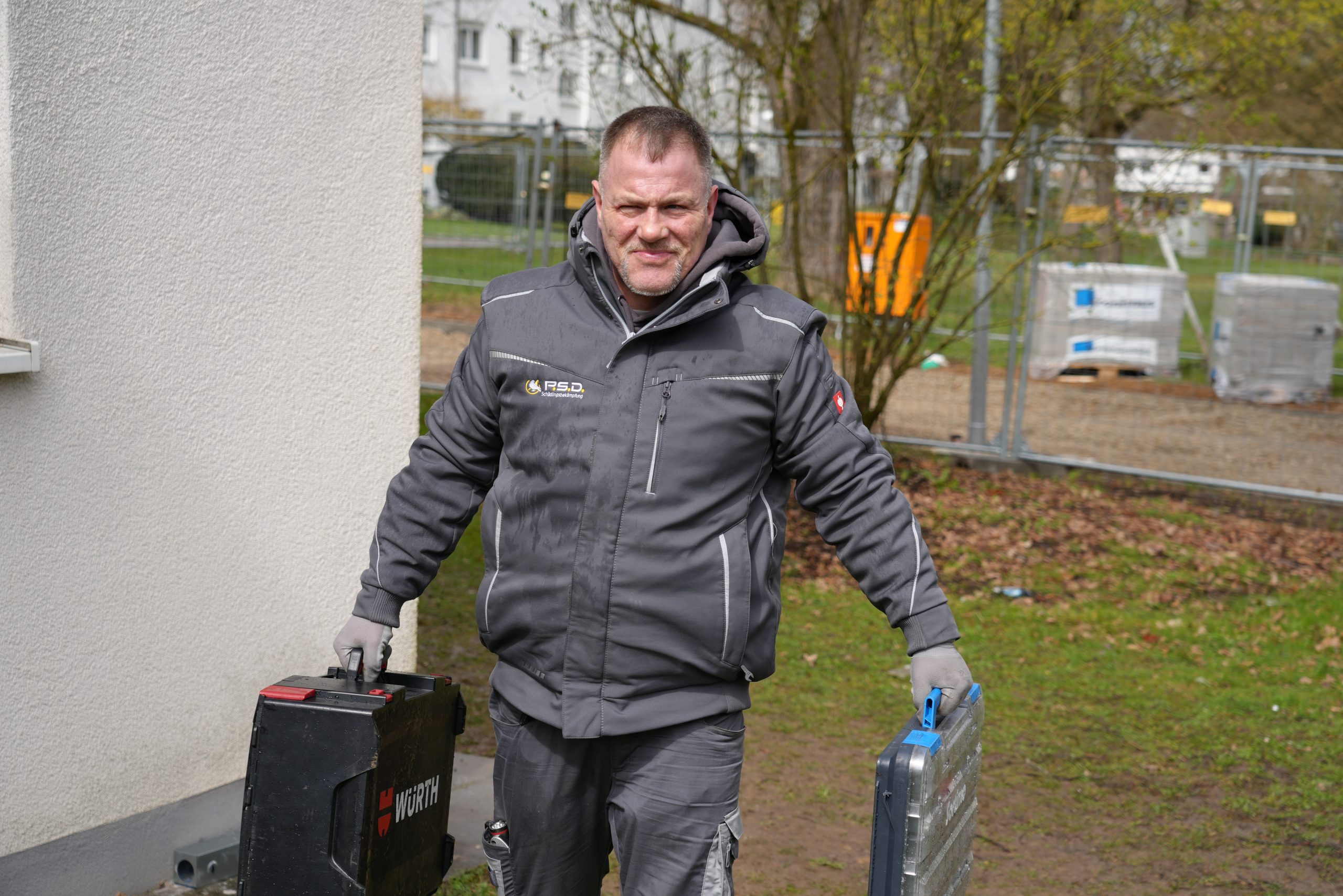 Ein Servicemitarbeiter der PSD Schädlingsbekämpfung bei Arbeiten vor Ort